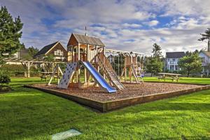 ein Spielplatz mit Rutsche in einem Park in der Unterkunft Beach Vibes in Lincoln City