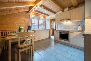 eine Küche mit einem Tisch und einer Holzdecke in der Unterkunft Ferienhaus Pichlerhof in Pfunders