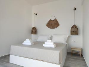 Postel nebo postele na pokoji v ubytování Eolia luxury suites Andros