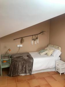 Łóżko lub łóżka w pokoju w obiekcie Caserio Arrigorri excelente ubicación jardín con barbacoa 14 plazas