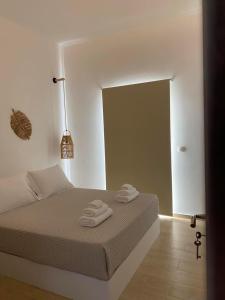 Postel nebo postele na pokoji v ubytování Eolia luxury suites Andros