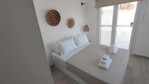 Postel nebo postele na pokoji v ubytování Eolia luxury suites Andros