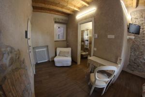 Locanda Vecchia Osteria في فاريزي: غرفة مع غرفة نوم مع سرير ومكتب