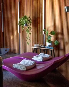 una mesa púrpura con dos almohadas encima en Villa Alma Vista en Dobrovo