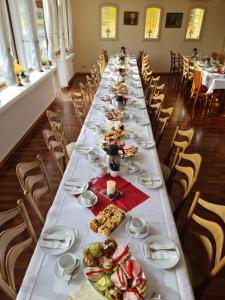 een lange tafel met borden met voedsel erop bij Gasthaus Frörup in Oeversee