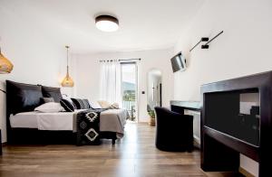 A & B Minimal Suite ΙΙ with Sea View in Argostoli客房内的一张或多张床位