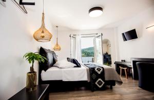 阿尔戈斯托利翁A & B Minimal Suite ΙΙ with Sea View in Argostoli的卧室里有一张床，配有黑白枕头