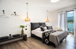 A & B Minimal Suite ΙΙ with Sea View in Argostoli客房内的一张或多张床位