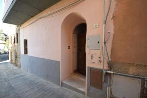 una entrada a un edificio con una puerta abierta en Alloggio Rustico, en Scarlino