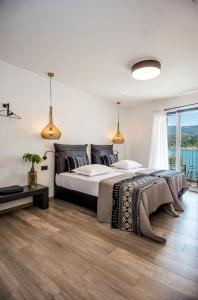 A & B Minimal Suite ΙΙ with Sea View in Argostoli客房内的一张或多张床位