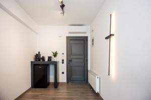 A & B Minimal Suite ΙΙ with Sea View in Argostoli的厨房或小厨房