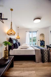 阿尔戈斯托利翁A & B Minimal Suite ΙΙ with Sea View in Argostoli的带一张大床和一扇窗户的卧室