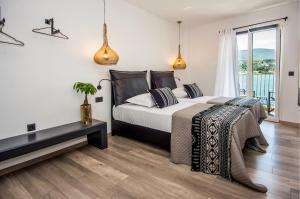 A & B Minimal Suite ΙΙ with Sea View in Argostoli客房内的一张或多张床位