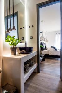 A & B Minimal Suite ΙΙ with Sea View in Argostoli客房内的一张或多张床位