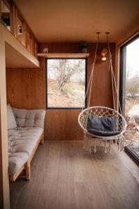 a swing in the living room of a tiny house at Coniferis in Tomnatic