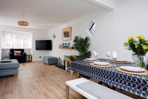 a living room with a table and a couch at Sunseekers - Colwell Bay in Totland