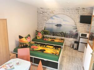a room with a window and a table with flowers at Ferienwohnung Oberlungwitz in Oberlungwitz