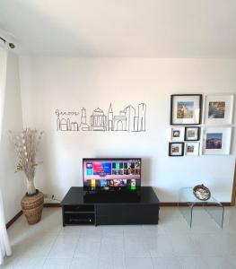 ein Wohnzimmer mit einem Flachbild-TV an der Wand in der Unterkunft Maison Panorama in Lavagna