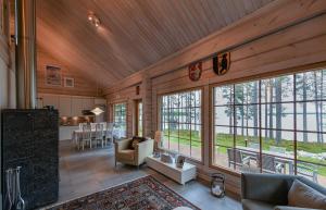 科林基拉Aava Koli的客厅设有木墙和大窗户