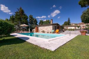 uma piscina no quintal de uma casa em Villetta Armaiolo em Rapolano Terme