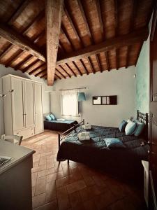 ein Schlafzimmer mit einem großen Bett in einem Zimmer in der Unterkunft Il Casale di David in Pontedera