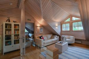ein Dachzimmer mit einem Sofa und einem Bücherregal in der Unterkunft Aava Koli in Kolinkylä