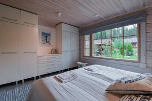 a bedroom with a large bed and a window at Aava Koli in Kolinkylä