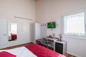 een witte slaapkamer met een bureau en een bed bij Ca MIA Ciclamino & Genziana Apartments in Vicenza