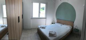 Un dormitorio con una cama y una ventana y una bañera. en Attico 24, Residence Gardalido, en Padenghe sul Garda 11 fotos más