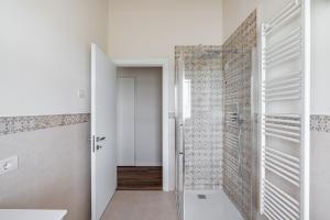 Bilik mandi di Ca MIA Rododendro & Mughetto Rooms