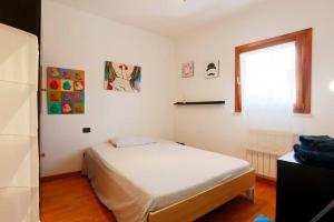 een kleine slaapkamer met een bed en een raam bij Quercegrossa 10 in Quercegrossa