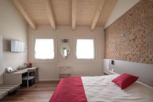 Katil atau katil-katil dalam bilik di Ca MIA Rododendro & Mughetto Rooms