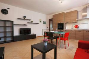 een keuken en een woonkamer met een tafel en stoelen bij Quercegrossa 10 in Quercegrossa