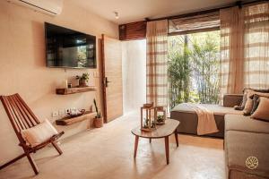 een woonkamer met een bed en een bank bij Jungle hideaway 2BR/plunge pool in Tulum +34 foto's