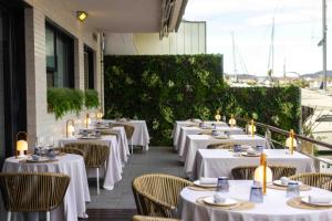 Un restaurante u otro lugar para comer en Hotel Port Salins by Pierre & Vacances