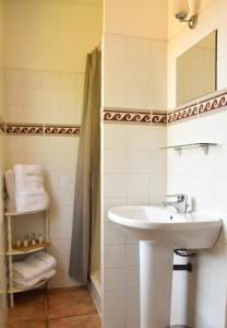 Hotel Princesse D'Azur في سانت ماكسيم: حمام مع حوض ومرآة