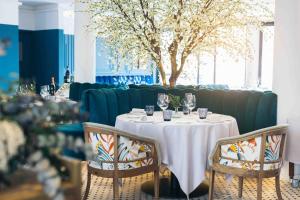 a table with a white table cloth and two chairs at Hotel Port Salins by Pierre & Vacances in Empuriabrava