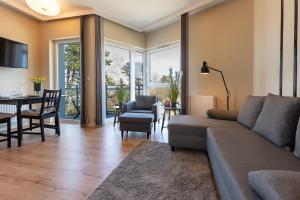 una sala de estar con un sofá y una mesa en VacationClub - Let’s Sea Baltic Park C83, en Gąski