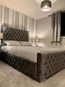 Ένα ή περισσότερα κρεβάτια σε δωμάτιο στο Glasgow City Centre Flat with River Views and Parking