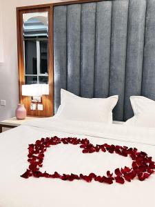 uma cama com um coração feito de rosas vermelhas em SEAVIEW HOTEL em Umm Lajj