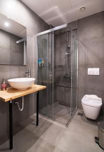 Koupelna v ubytování Olvia Suites