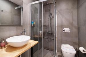 Koupelna v ubytování Olvia Suites