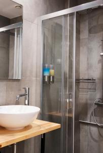 Koupelna v ubytování Olvia Suites + 37 fotografií