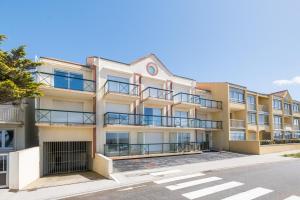 Apartment mit Balkon und Straße in der Unterkunft L'Océanide - Vue mer pour 6 voyageurs in Saint-Michel-Chef-Chef
