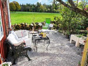 un patio con sofá, mesa y sillas en 5 person holiday home in TOSTARED, en Tostared