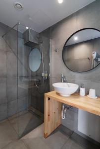 Koupelna v ubytování Olvia Suites