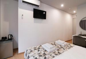 Postel nebo postele na pokoji v ubytování Olvia Suites