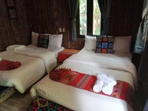 una habitación con 3 camas en un tren en Sweet Mai Châu Homestay en Hòa Bình