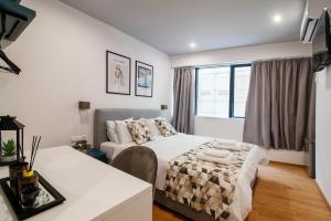 Postel nebo postele na pokoji v ubytování Olvia Suites