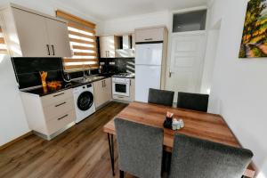 Кухня или мини-кухня в Luxuriant Houses Kyrenia
